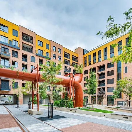 Days - Bright With Balcony, Netflix And 70mbs Wifi In Smichov *