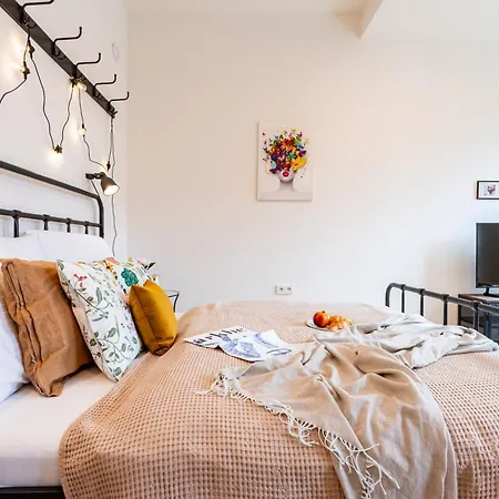 Days - Bright With Balcony, Netflix And 70mbs Wifi In Smichov