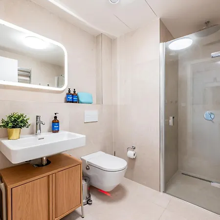 Days - Bright With Balcony, Netflix And 70mbs Wifi In Smichov Apartman