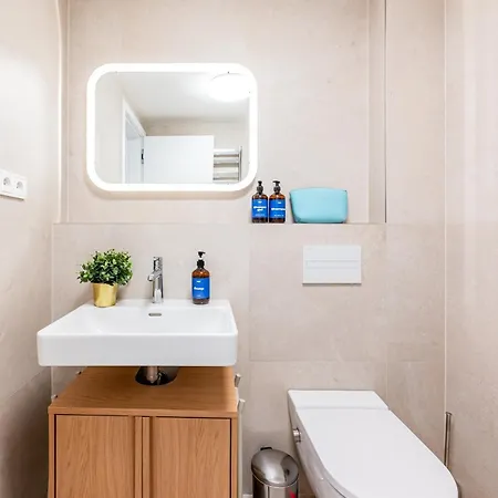 Days - Bright With Balcony, Netflix And 70mbs Wifi In Smichov *
