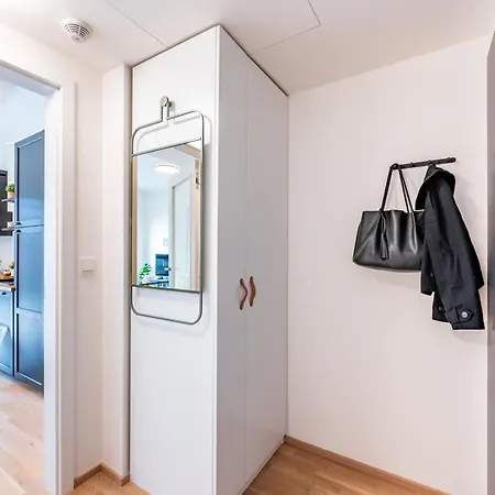 Days - Bright With Balcony, Netflix And 70mbs Wifi In Smichov Apartman Prága
