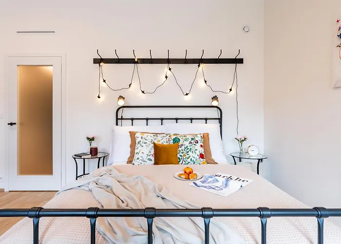 Days - Bright With Balcony, Netflix&70mbs Wifi In Smíchov Praga