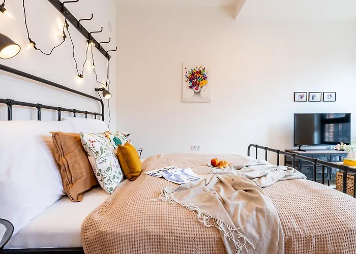 Days - Bright With Balcony, Netflix&70mbs Wifi In Smíchov