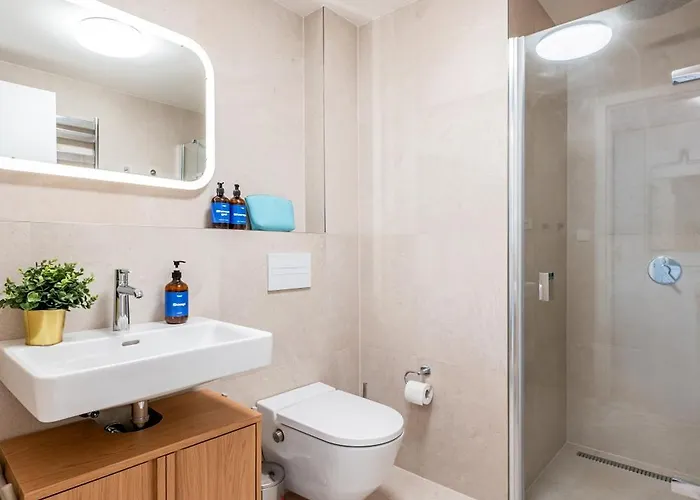 Days - Bright With Balcony, Netflix And 70mbs Wifi In Smichov شقة