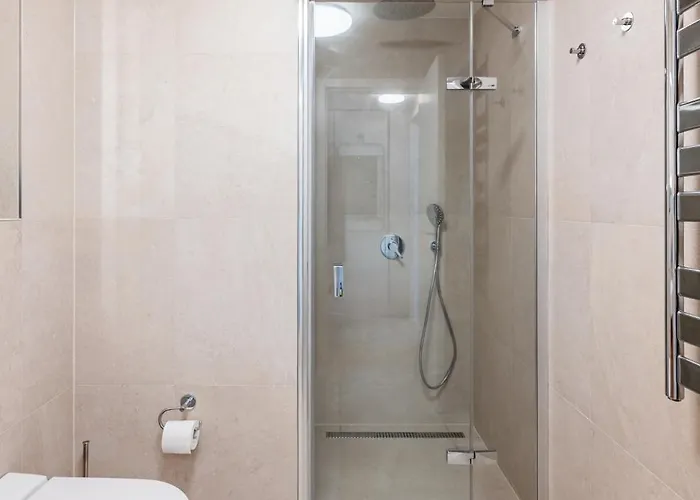 شقة Days - Bright With Balcony, Netflix And 70mbs Wifi In Smichov *